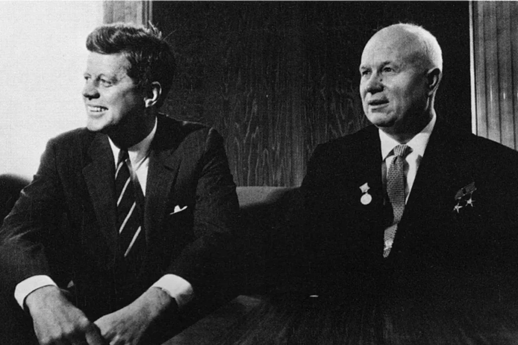 Kennedy y Jrushchov, respectivos lideres de EE.UU y la URSS en los 60, protagonizaron la crisis de los misiles cubanos, evento que dejo al planeta al borde de una guerra nuclear. Fuente: Revista Diners