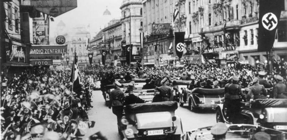 Nazis en Viena luego de la anexión de Austria (1938)
